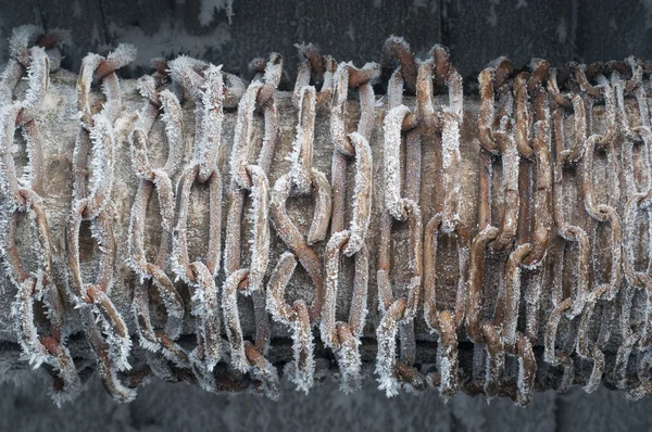 Bevroren keten op goed — Stockfoto