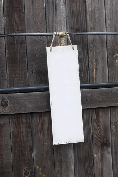 Cartel de madera rústica en blanco colgado sobre fondo de madera verde azulado antiguo —  Fotos de Stock