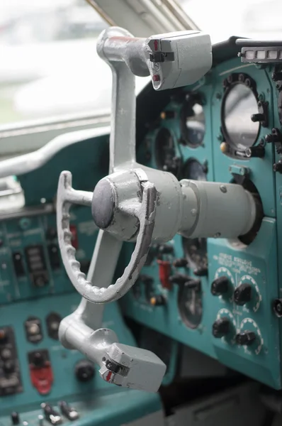 Vliegtuig cockpit, oude vliegtuigen interieur — Stockfoto