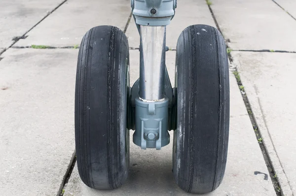 Främre landningsställ lätta flygplan på marken — Stockfoto