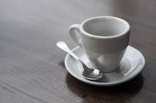 Copo de café usado na mesa de madeira — Fotografia de Stock