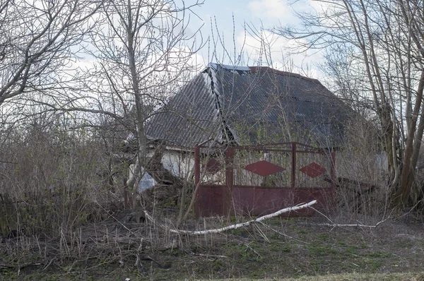 Casa antigua abandonada en pueblo ucraniano — Foto de Stock