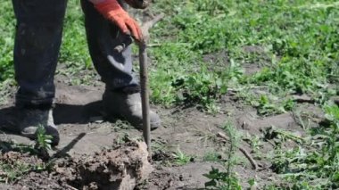 tüp kir kaldırma işçilerle dönen el ile sondaj zemin