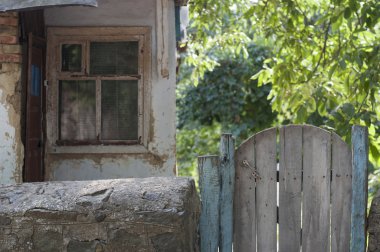 Bahçedeki eski ahşap kapı