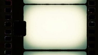 Eski film türünde dijital video oynatmak için titreşimli pencereleri ve efektleri olan antika animasyon çerçevesi. Bu çerçeve arşiv filmlerinin bir taklidini yapmanıza yardımcı olacak
