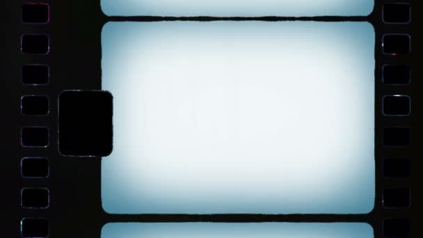 古いフィルム映像のジャンルでデジタルビデオを再生するための振動窓や効果を持つレトロなヴィンテージアニメーションフレーム このフレームは アーカイブ映画の模倣を作成するのに役立ちます — ストック動画