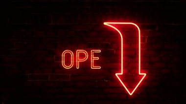 Parlak neon oklar ve duvarda açık bir yazı. Flaşlı işaretler. Gelecekçi lazer geçmişi. Çeşitli sunumlar, haberler, çevrimiçi medya, sosyal medya ve canlı arka planlar yaratmak için kullanılabilir. Döngülü
