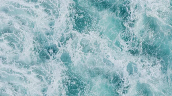 泡とターコイズ波のトップビューの3Dレンダリング 海の水のスプラッシュ 明るい晴れた日に海 水面に映る空の輝き — ストック写真