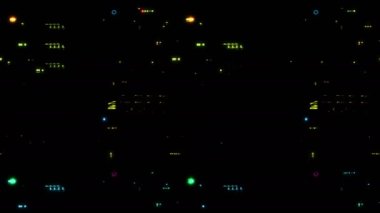 Bilgisayarlı ve sunuculu bir sunucu odasının yanıp sönen ışıkları. Veri işleme merkezinin aydınlatılması. Teknoloji videoları ve IT sunumları için arka plan olarak kullanılabilir. Döngülü