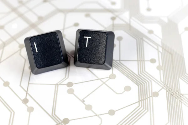 IT, deux touches de clavier avec lettres I et T sur carte de circuit imprimé — Photo