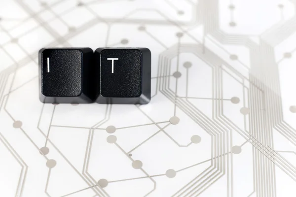 IT, deux touches de clavier avec lettres I et T sur carte de circuit imprimé — Photo