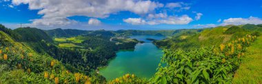 Sao Miguel Adası, Azores Portekiz 'deki Sete Citades volkanik krater gölü manzarası