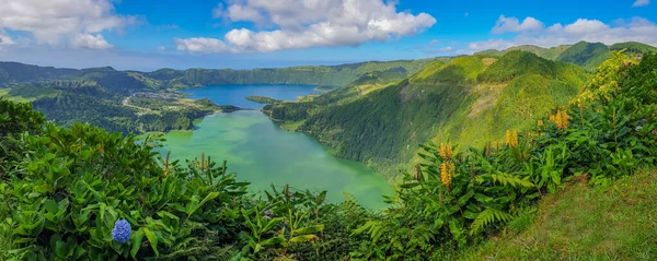 Paisaje panorámico desde el lago del cráter volcánico de Sete Citades en la isla de Sao Miguel, Azores Portugal — Foto de Stock