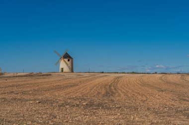 Don Kişot 'un İspanya' daki kumlu bir arazideki rüzgar değirmeni.