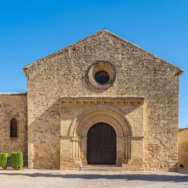 Eski Baeza kasabasındaki Kutsal Haç Kilisesi. Jaen ilindeki Rönesans şehri. Unesco 'dan dünya mirası sitesi. Endülüs, İspanya