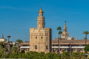Torre del Oro, Sevilla, İspanya. Guadalquivir nehri üzerinden Sevilla 'ya erişimi kontrol etmek için askeri gözetleme kulesi kuruldu.