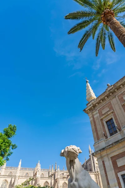 SEVILLE SPAIN, OCTOBER 17. 2020: Monument of dog that looking thoughtfully into the distance at the Catedral of Seville — Stock Image Seville Spain October 2020 Monument Dog Looking Thoughtfully Distance Catedral Stock Photo