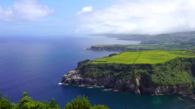 Santa Iria 'nın Azores' teki Sao Miguel adasının kıyı şeridi manzarası. Portekiz