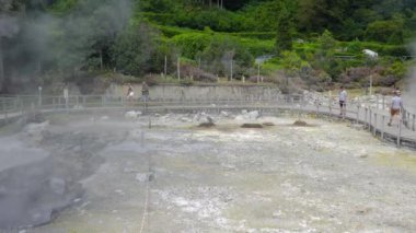 Furnas, Azores, Portekiz - 28 Ağustos. 2020: Sıcak kaynaklar, Caldeiras das Furnas, Sao Miguel, Azores, Portekiz 'in kaplıcalarında yürüyen turist