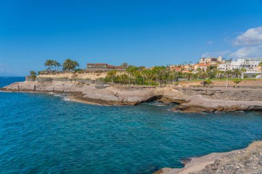 Playa de Fanabe Adeje Tenerife, Kanarya Adaları 'ndan Dük Kalesi manzarası