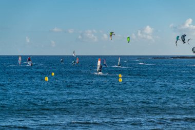 Sahilde bir sürü renkli uçurtma ve havada yüzen uçurtmalar. El Medano 'da. Tenerife Adası, Kanarya Adaları,