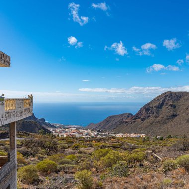 Tamaimo Vadisi 'ne bakın. Tenerife adası, Kanarya takımadaları, İspanya arka plan mavi gökyüzü ve okyanus