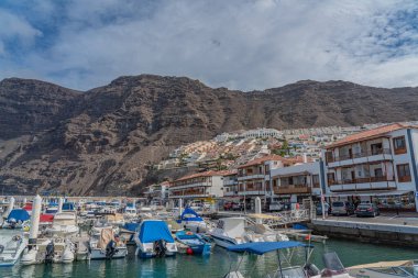 LOS GiGANTES, TENERIFE, İSPAN - 15 Kasım 2020: Los Gigantes, Tenerife, İspanya 'daki küçük deniz limanında Yatchs and Boats