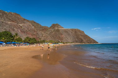 TENERİFE, İSPAN - 16.2020 Playa De Las Teresitas plajı, Kanarya Adaları, İspanya, sahilde güneşlenen turistler