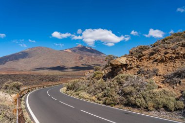 Volkan Teide ve lav manzarası Teide Ulusal Parkı 'nda bir yol, Tenerife' de Rocky volkanik manzarası, Kanarya Adaları, İspanya