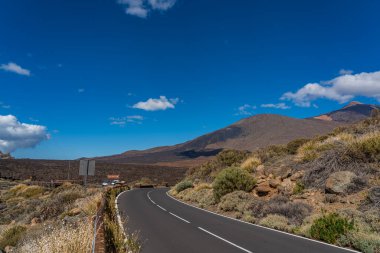 Volkan Teide ve lav manzarası Teide Ulusal Parkı 'nda bir yol, Tenerife' de Rocky volkanik manzarası, Kanarya Adaları, İspanya