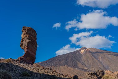 Pico del Teide 'ın arka planında eşsiz Roques de Garcia kaya oluşumunun görüntüsü. Teide Ulusal Parkı, Tenerife, Kanarya Adaları, İspanya. Teide Ulusal Parkı, Tenerife, Kanarya Adaları, İspanya.
