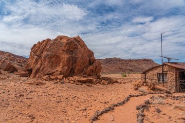 Twyefelfontain 'e tarih öncesi Bushman gravürleriyle giriş, Namibya' da kaya resimleri.