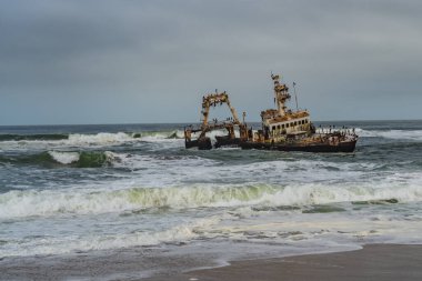 Namibya 'da iskelet sahili. Gemi enkazı kıyıya vurmuş ya da karaya oturmuştu.