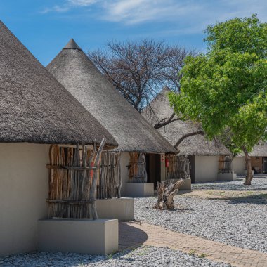 OKAUKUEJO, NAMIBIA - 14 Ocak 2020: Okaukuejo sazdan çatı evleri ve Etosha Milli Parkı 'ndaki kamp alanı