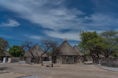 OKAUKUEJO, NAMIBIA - 14 Ocak 2020: Okaukuejo sazdan çatı evleri ve Etosha Milli Parkı 'ndaki kamp alanı