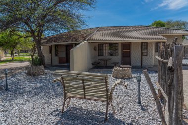 OKAUKUEJO, NAMIBIA - 14 Ocak 2020: Okaukuejo sazdan çatı evleri ve Etosha Milli Parkı 'ndaki kamp alanı