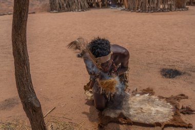 DAMARALAND, NAMIBIA - 13 Ocak 2020: Damara erkekleri Damaraland, Namibya 'daki Damara Yaşam Müzesi' nde geleneksel ateş yapma yöntemlerini sergilediler