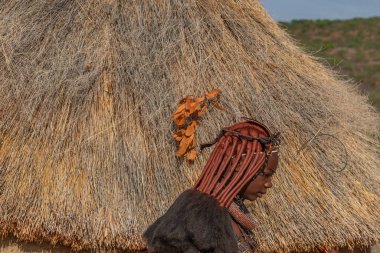 KORIXAS. NAMIBIA, 13 OCAK. 2020: Korixas, Namibya yakınlarındaki Himba köyündeki Himba kabilesinden bir kadının saç modeli