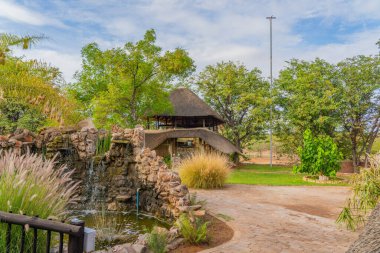 KHORIXAS, NAMIBIA - 13.2020 HAZİRAN: Namibya 'nın Horixas kentindeki iGowati Lodge' da çatılı ev
