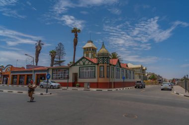 SWAKOPMUND, NAMIBIA - 11 Ocak 2020: Swakopmund 'da renkli evleri olan binalarla sokak manzarası