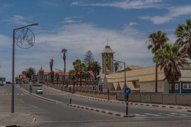 SWAKOPMUND, NAMIBIA - 11 Ocak 2020: Swakopmund 'da renkli evleri olan binalarla sokak manzarası