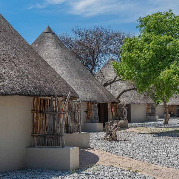 Okaukuejo Namibia Června 2020 Okaukuejo Resort Doškovými Střechami Kempy Národním — Stock fotografie
