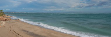 Miami Platja 'da Costa Dorada' da bulutlu mavi gökyüzü, Katalonya, İspanya 'lı güzel bir plaj.