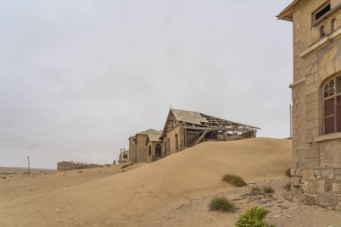 KOLMANSKOP. NAMIBIA - HAZİRAN 8.2021: Alman Kolmanskop - Namibya 'daki terk edilmiş binalarla birlikte Kolmannskuppe Hayalet Kasabası
