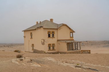 KOLMANSKOP. NAMIBIA - 8 Ocak 2021: Alman Kolmanskop 'ta bir ev - Namibya' da terk edilmiş binaları olan Kolmannskuppe Hayalet Kasabası