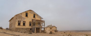 KOLMANSKOP. NAMIBIA - HAZİRAN 8.2021: Alman Kolmanskop - Namibya 'daki terk edilmiş binalarla birlikte Kolmannskuppe Hayalet Kasabası