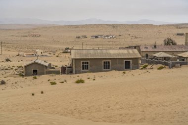 KOLMANSKOP. NAMIBIA - HAZİRAN 8.2021: Alman Kolmanskop - Namibya 'daki terk edilmiş binalarla birlikte Kolmannskuppe Hayalet Kasabası