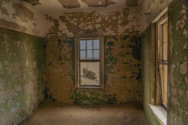 Alman Kolmanskop - Namibya 'daki Kolmannskuppe Hayalet Kasabası odalarında kum, Namib Çölü' nde binalar