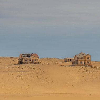 Luederitz 'deki eski Protestan Alman Koloni Kilisesi Felsenkirche' in güzel panoramik manzarası, Afrika, Namibya 'daki Luderitz..