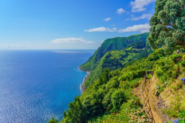 Bakış açısı Ponta do Sossego, Sao Miguel Adası, Azores, Portekiz. Miradouro da Ponta do Sossego Nordeste, Sao Miguel, Azores, Portekiz.